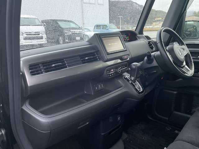 ホンダ Ｎ ＢＯＸ カスタム L スタイル+ブラック 福岡県 2022(令4)年 3.1万km クリスタルブラックパール 純正ナビ/【CD.Bluetooth.USB】/バックカメラ/ホンダセンシング/●衝突軽減ブレーキ（CMBS）/●誤発進抑制機能/●歩行者事故低減ステアリング/●路外逸脱抑制機能/●渋滞追従機能付アダプティブクルーズコントロール（ACC）/●車線維持支援システム（LKAS）/●先行車発進お知らせ機能/●標識認識機能/●後方誤発進抑制機能/●オートハイビーム/ビルトインETC/クリアランスソナー/両側電動スライドドア/前席シートヒーター/LEDヘッドライト/オートライト/ステアリングスイッチ/電子パーキング/ブレーキホールド