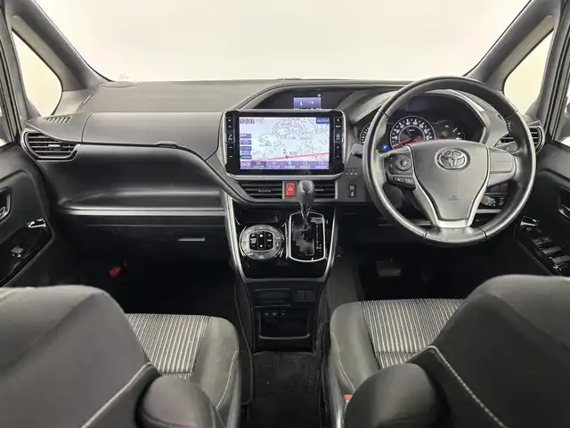 トヨタ ヴォクシー ZS 煌Ⅱ 埼玉県 2020(令2)年 4.9万km ブラック 社外12インチフリップダウンモニター　PXH12X-R/社外11インチナビ　EX11NX/(Bluetooth/HDMI/USB/CD/DVD/AM/FM)/地デジフルセグ/バックカメラ/前後ドライブレコーダー/ETC/オートマチックハイビーム/衝突軽減ブレーキ/車線逸脱警報/クルーズコントロール/クリアランスソナー/先行車発進お知らせ機能/両側パワースライドドア/アイドリングストップ/プッシュスタート/ステアリングリモコン/ウィンカーミラー/電動格納ミラー/フロントフォグランプ/ロールサンシェード/社外フロアマット/社外ドアバイザー/社外15インチアルミホイール/純正16インチアルミホイール付夏タイヤ205/60×4車載