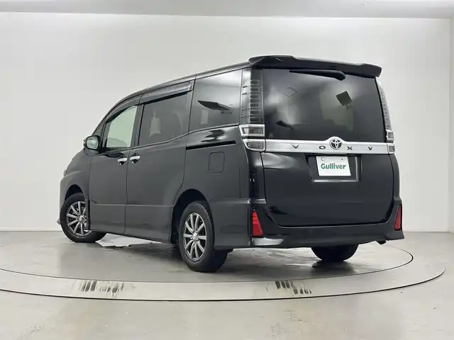 トヨタ ヴォクシー ZS 煌Ⅱ 埼玉県 2020(令2)年 4.9万km ブラック 社外12インチフリップダウンモニター　PXH12X-R/社外11インチナビ　EX11NX/(Bluetooth/HDMI/USB/CD/DVD/AM/FM)/地デジフルセグ/バックカメラ/前後ドライブレコーダー/ETC/オートマチックハイビーム/衝突軽減ブレーキ/車線逸脱警報/クルーズコントロール/クリアランスソナー/先行車発進お知らせ機能/両側パワースライドドア/アイドリングストップ/プッシュスタート/ステアリングリモコン/ウィンカーミラー/電動格納ミラー/フロントフォグランプ/ロールサンシェード/社外フロアマット/社外ドアバイザー/社外15インチアルミホイール/純正16インチアルミホイール付夏タイヤ205/60×4車載