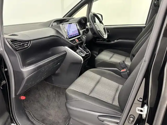 トヨタ ヴォクシー ZS 煌Ⅱ 埼玉県 2020(令2)年 4.9万km ブラック 社外12インチフリップダウンモニター　PXH12X-R/社外11インチナビ　EX11NX/(Bluetooth/HDMI/USB/CD/DVD/AM/FM)/地デジフルセグ/バックカメラ/前後ドライブレコーダー/ETC/オートマチックハイビーム/衝突軽減ブレーキ/車線逸脱警報/クルーズコントロール/クリアランスソナー/先行車発進お知らせ機能/両側パワースライドドア/アイドリングストップ/プッシュスタート/ステアリングリモコン/ウィンカーミラー/電動格納ミラー/フロントフォグランプ/ロールサンシェード/社外フロアマット/社外ドアバイザー/社外15インチアルミホイール/純正16インチアルミホイール付夏タイヤ205/60×4車載