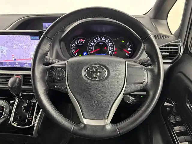 トヨタ ヴォクシー ZS 煌Ⅱ 埼玉県 2020(令2)年 4.9万km ブラック 社外12インチフリップダウンモニター　PXH12X-R/社外11インチナビ　EX11NX/(Bluetooth/HDMI/USB/CD/DVD/AM/FM)/地デジフルセグ/バックカメラ/前後ドライブレコーダー/ETC/オートマチックハイビーム/衝突軽減ブレーキ/車線逸脱警報/クルーズコントロール/クリアランスソナー/先行車発進お知らせ機能/両側パワースライドドア/アイドリングストップ/プッシュスタート/ステアリングリモコン/ウィンカーミラー/電動格納ミラー/フロントフォグランプ/ロールサンシェード/社外フロアマット/社外ドアバイザー/社外15インチアルミホイール/純正16インチアルミホイール付夏タイヤ205/60×4車載