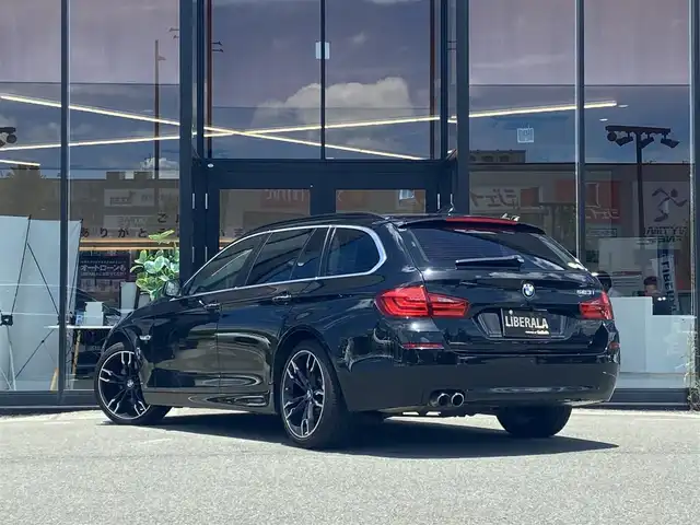 ＢＭＷ ５２３ｉ ツーリング 福岡県 2010(平22)年 11.8万km 黒 ・純正ナビ/CD/DVD/BT/HDD/AUX/フルセグTV/・バックカメラ/・ブラックレザーシート/・前席パワーシート/シートヒーター/・D席メモリーシート/・Rサンシェード/・電動パーキング/・AUTO HOLD/・電動テレスコピック/・スマートキー/・ビルトインETC/・純正19インチAW/・HID AUTOヘッドライト/・SPORT/NORMAL走行モード/・保証書/取扱説明書