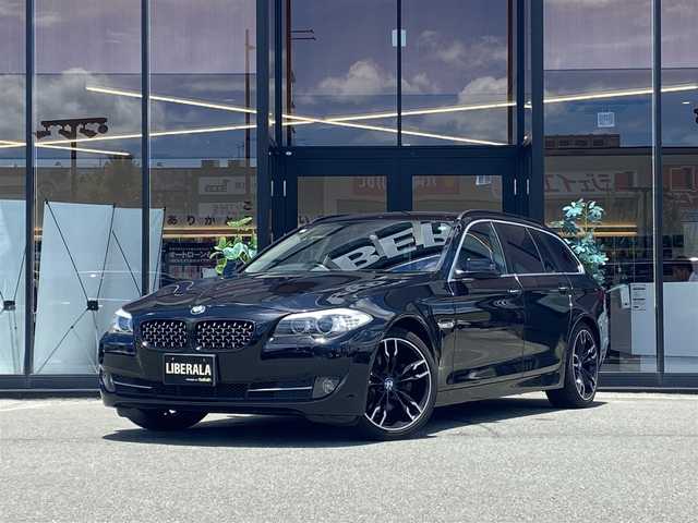 ＢＭＷ ５２３ｉ ツーリング 福岡県 2010(平22)年 11.8万km 黒 ・純正ナビ/CD/DVD/BT/HDD/AUX/フルセグTV/・バックカメラ/・ブラックレザーシート/・前席パワーシート/シートヒーター/・D席メモリーシート/・Rサンシェード/・電動パーキング/・AUTO HOLD/・電動テレスコピック/・スマートキー/・ビルトインETC/・純正19インチAW/・HID AUTOヘッドライト/・SPORT/NORMAL走行モード/・保証書/取扱説明書