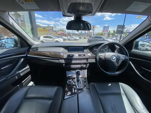 ＢＭＷ ５２３ｉ ツーリング 福岡県 2010(平22)年 11.8万km 黒 ・純正ナビ/CD/DVD/BT/HDD/AUX/フルセグTV/・バックカメラ/・ブラックレザーシート/・前席パワーシート/シートヒーター/・D席メモリーシート/・Rサンシェード/・電動パーキング/・AUTO HOLD/・電動テレスコピック/・スマートキー/・ビルトインETC/・純正19インチAW/・HID AUTOヘッドライト/・SPORT/NORMAL走行モード/・保証書/取扱説明書