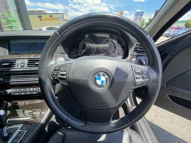 ＢＭＷ ５２３ｉ ツーリング 福岡県 2010(平22)年 11.8万km 黒 ・純正ナビ/CD/DVD/BT/HDD/AUX/フルセグTV/・バックカメラ/・ブラックレザーシート/・前席パワーシート/シートヒーター/・D席メモリーシート/・Rサンシェード/・電動パーキング/・AUTO HOLD/・電動テレスコピック/・スマートキー/・ビルトインETC/・純正19インチAW/・HID AUTOヘッドライト/・SPORT/NORMAL走行モード/・保証書/取扱説明書