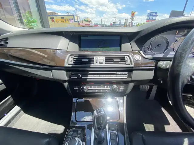 ＢＭＷ ５２３ｉ ツーリング 福岡県 2010(平22)年 11.8万km 黒 ・純正ナビ/CD/DVD/BT/HDD/AUX/フルセグTV/・バックカメラ/・ブラックレザーシート/・前席パワーシート/シートヒーター/・D席メモリーシート/・Rサンシェード/・電動パーキング/・AUTO HOLD/・電動テレスコピック/・スマートキー/・ビルトインETC/・純正19インチAW/・HID AUTOヘッドライト/・SPORT/NORMAL走行モード/・保証書/取扱説明書