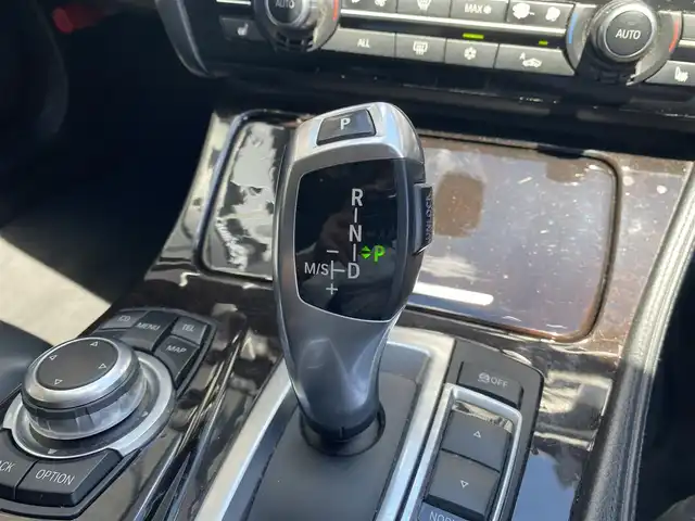 ＢＭＷ ５２３ｉ ツーリング 福岡県 2010(平22)年 11.8万km 黒 ・純正ナビ/CD/DVD/BT/HDD/AUX/フルセグTV/・バックカメラ/・ブラックレザーシート/・前席パワーシート/シートヒーター/・D席メモリーシート/・Rサンシェード/・電動パーキング/・AUTO HOLD/・電動テレスコピック/・スマートキー/・ビルトインETC/・純正19インチAW/・HID AUTOヘッドライト/・SPORT/NORMAL走行モード/・保証書/取扱説明書