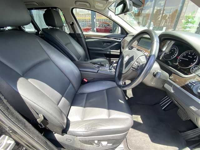 ＢＭＷ ５２３ｉ ツーリング 福岡県 2010(平22)年 11.8万km 黒 ・純正ナビ/CD/DVD/BT/HDD/AUX/フルセグTV/・バックカメラ/・ブラックレザーシート/・前席パワーシート/シートヒーター/・D席メモリーシート/・Rサンシェード/・電動パーキング/・AUTO HOLD/・電動テレスコピック/・スマートキー/・ビルトインETC/・純正19インチAW/・HID AUTOヘッドライト/・SPORT/NORMAL走行モード/・保証書/取扱説明書