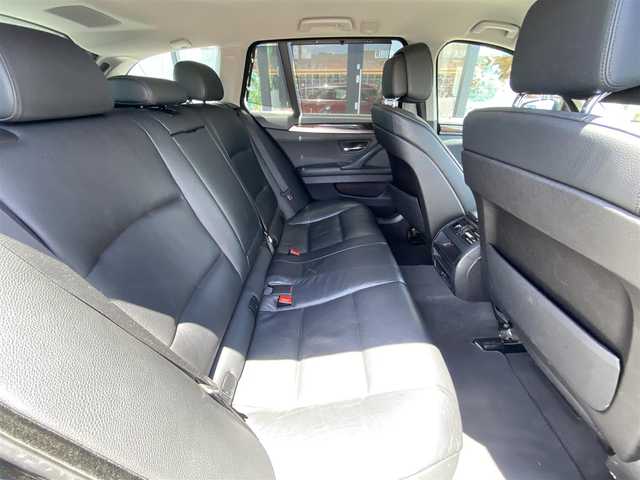 ＢＭＷ ５２３ｉ ツーリング 福岡県 2010(平22)年 11.8万km 黒 ・純正ナビ/CD/DVD/BT/HDD/AUX/フルセグTV/・バックカメラ/・ブラックレザーシート/・前席パワーシート/シートヒーター/・D席メモリーシート/・Rサンシェード/・電動パーキング/・AUTO HOLD/・電動テレスコピック/・スマートキー/・ビルトインETC/・純正19インチAW/・HID AUTOヘッドライト/・SPORT/NORMAL走行モード/・保証書/取扱説明書