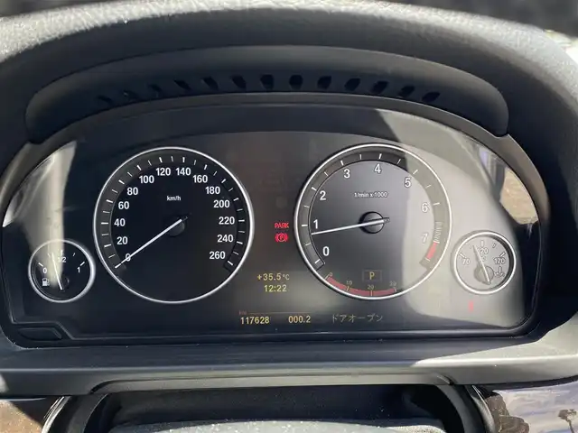 ＢＭＷ ５２３ｉ ツーリング 福岡県 2010(平22)年 11.8万km 黒 ・純正ナビ/CD/DVD/BT/HDD/AUX/フルセグTV/・バックカメラ/・ブラックレザーシート/・前席パワーシート/シートヒーター/・D席メモリーシート/・Rサンシェード/・電動パーキング/・AUTO HOLD/・電動テレスコピック/・スマートキー/・ビルトインETC/・純正19インチAW/・HID AUTOヘッドライト/・SPORT/NORMAL走行モード/・保証書/取扱説明書