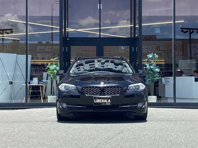ＢＭＷ ５２３ｉ ツーリング 福岡県 2010(平22)年 11.8万km 黒 ・純正ナビ/CD/DVD/BT/HDD/AUX/フルセグTV/・バックカメラ/・ブラックレザーシート/・前席パワーシート/シートヒーター/・D席メモリーシート/・Rサンシェード/・電動パーキング/・AUTO HOLD/・電動テレスコピック/・スマートキー/・ビルトインETC/・純正19インチAW/・HID AUTOヘッドライト/・SPORT/NORMAL走行モード/・保証書/取扱説明書