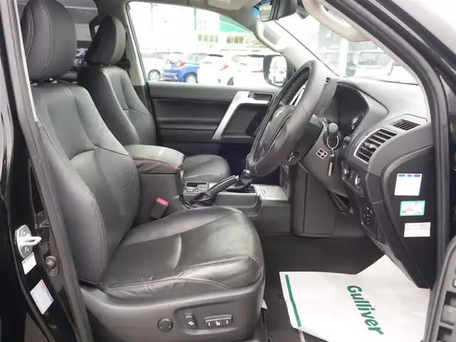 トヨタ ランドクルーザー プラド TX Lパッケージ 山形県 2018(平30)年 9.9万km ブラック 4WD/衝突被害軽減システム/純正SDナビ/　　【CD DVD BT フルセグ USB MSV】/バックカメラ/レーダークルーズコントロール/LEDオートライト/レザーシート/パワーシート/シートエアコン/シートヒーター/17インチアルミホイール/ドライブレコーダー/コーナーセンサー/ステアリングスイッチ/MTモード付AT/純正フロアマット/スマートキー/ETC2.0