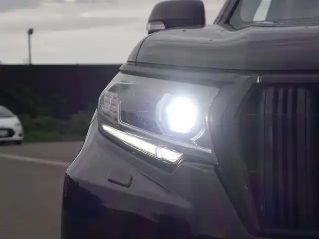 トヨタ ランドクルーザー プラド TX Lパッケージ 山形県 2018(平30)年 9.9万km ブラック 4WD/衝突被害軽減システム/純正SDナビ/　　【CD DVD BT フルセグ USB MSV】/バックカメラ/レーダークルーズコントロール/LEDオートライト/レザーシート/パワーシート/シートエアコン/シートヒーター/17インチアルミホイール/ドライブレコーダー/コーナーセンサー/ステアリングスイッチ/MTモード付AT/純正フロアマット/スマートキー/ETC2.0