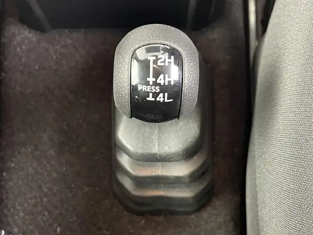 スズキ ジムニー ノマド FC 埼玉県 2025(令7)年 0.1千km ベージュ 登録済未使用車 温シート 追従走行 ETC ミラーシート コーナーセンサー オートハイビーム レーンキープアシスト ダウンヒルアシストコントロール 背面タイヤ 衝突軽減システム スマートキー