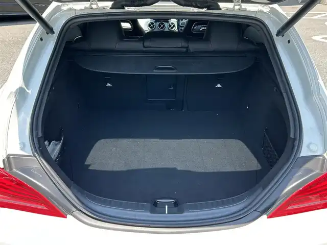 メルセデス・ベンツ ＣＬＡ１８０ Sブレイク　スポーツ 福岡県 2015(平27)年 1.4万km 白 ワンオーナー/禁煙車/純正ディーラーナビ/（Bluetooth・フルセグ・DVD・CD）/クルーズコントロール/パドルシフト/アイドリングストップ/クリアランスソナー/前席シートヒーター/ハーフレザーシート/運転席パワーシート/メモリシート/純正アルミホイール/純正フロアマット/電動パーキングブレーキ/プッシュスタート/ETC/ウィンカーミラー/保証書/取扱説明書/スペアキー×１