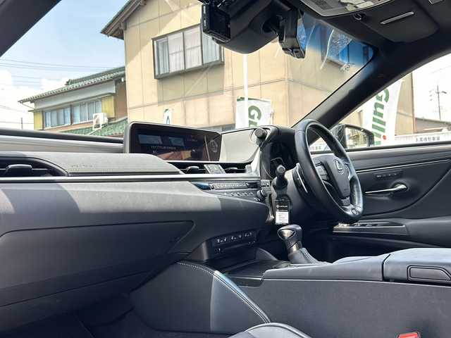 レクサス ＥＳ 300h Fスポーツ 岐阜県 2019(令1)年 1.9万km グラファイトブラックガラスフレーク ワンオーナー/メーカーオプションナビ/フルセグTV/BT/FM/AM/黒レザーシート/サンルーフ/パワーシート/シートポジションメモリー機能/ステアリングヒーター/シートヒーター(D/N)/エアシート(D/N)/ブラインドスポットモニター/ヘッドアップディスプレイ/プリクラッシュセーフティ/パーキングサポートアラート/レーダークルーズコントロール/操舵支援機能/パドルシフト/ビルトインETC2.0/ドライブレコーダー/純正フロアマット