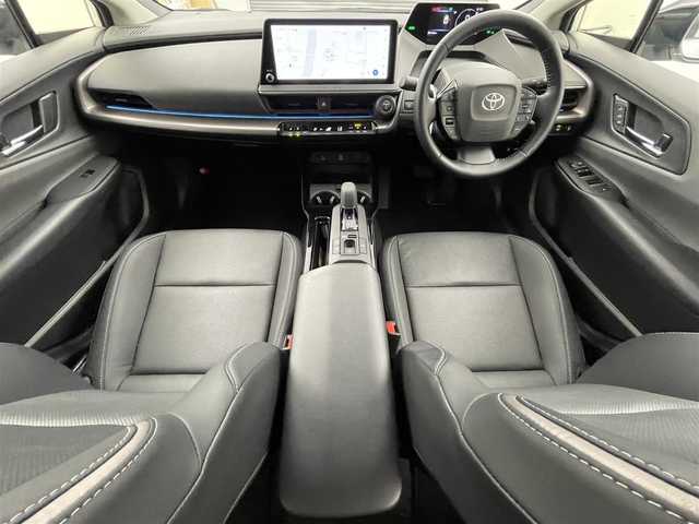 トヨタ プリウス Z 大分県 2023(令5)年 2.9万km プラチナホワイトパールマイカ ワンオーナー/禁煙車/パノラミックビューモニター/12.3型ディスプレイ/・フルセグTV、HDMI、BT対応、USB/・AppleCarPlay、AndroidAuto/TOYOTAセーフティセンス/・プリクラッシュセーフティ/・緊急時操舵支援＋FCTA＋LCA/・LTA＋LDA/・レーダークルーズコントロール/・アダプティブクルーズコントロール/・ロードサインアシスト/・ドライバー異常時対応システム/ブラインドスポットモニター/安心降車アシスト/デジタルインナーミラー /前後ドライブレコーダー/ビルトインETC2.0/ワイヤレス充電器/ステアリングスイッチ/ステアリングヒーター/パワーバックドア/横滑り防止装置/電動格納ミラー/純正フロアマット/オートライト/LEDヘッドライト/純正19インチアルミホイール/クリアランスソナー/保証書、取説、スペアキー有り