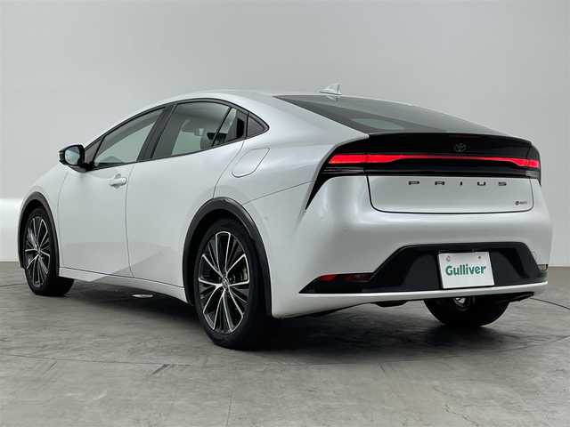 トヨタ プリウス Z 大分県 2023(令5)年 2.9万km プラチナホワイトパールマイカ ワンオーナー/禁煙車/パノラミックビューモニター/12.3型ディスプレイ/・フルセグTV、HDMI、BT対応、USB/・AppleCarPlay、AndroidAuto/TOYOTAセーフティセンス/・プリクラッシュセーフティ/・緊急時操舵支援＋FCTA＋LCA/・LTA＋LDA/・レーダークルーズコントロール/・アダプティブクルーズコントロール/・ロードサインアシスト/・ドライバー異常時対応システム/ブラインドスポットモニター/安心降車アシスト/デジタルインナーミラー /前後ドライブレコーダー/ビルトインETC2.0/ワイヤレス充電器/ステアリングスイッチ/ステアリングヒーター/パワーバックドア/横滑り防止装置/電動格納ミラー/純正フロアマット/オートライト/LEDヘッドライト/純正19インチアルミホイール/クリアランスソナー/保証書、取説、スペアキー有り