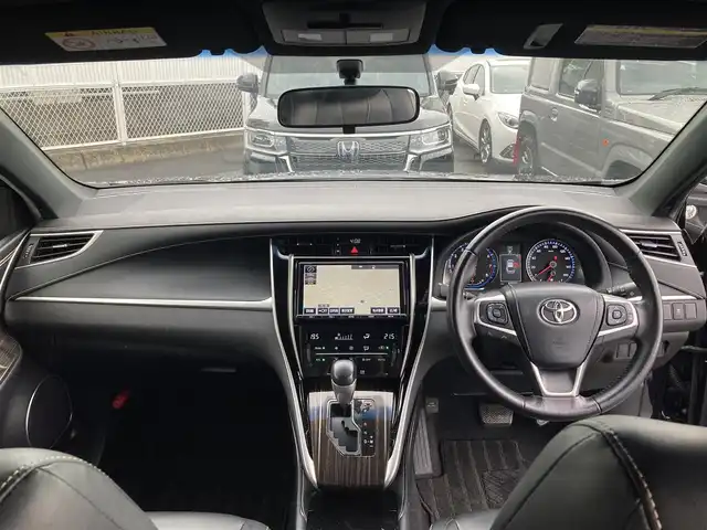 トヨタ ハリアー エレガンス 香川県 2016(平28)年 4.4万km スパークリングブラックパールクリスタルシャイン 純正9インチメモリーナビ/→AM/FM/CD/DVD/Bluetooth/フルセグTV/バックカメラ/フリップダウンモニター/ハーフレザーシート/パワーシート/アイドリングストップ/プッシュスタート/スマートキー/スペアキー×1/革巻きステアリング/ステアリングスイッチ/LEDヘッドライト/純正フロアマット/純正17インチアルミホイール
