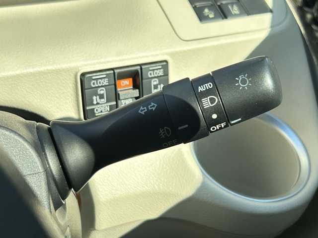 トヨタ シエンタ ハイブリッド G 神奈川県 2015(平27)年 2.8万km ホワイトパールクリスタルシャイン 純正SDナビ【NSZT-W64】/AM・FM・フルセグ・SD・MSV・Bluetoorh/バックカメラ/両側パワースライドドア/トヨタセーフティセンス/ビルトインETC/革巻きステアリング/ステアリングリモコン/前席シートヒーター/ISOFIX対応/スマートキー/LEDヘッドライト/フォグランプ