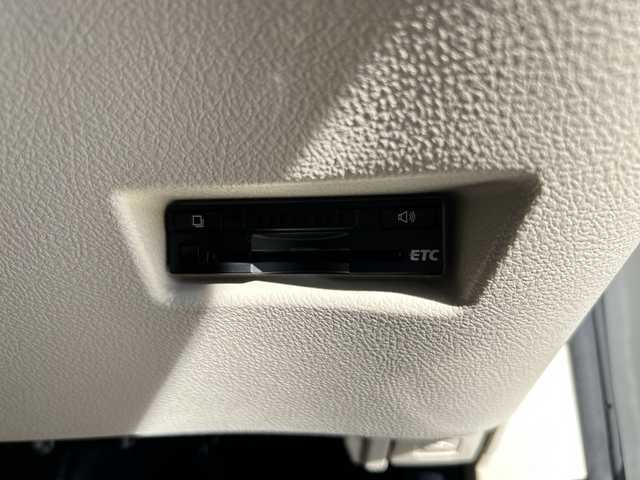 トヨタ シエンタ ハイブリッド G 神奈川県 2015(平27)年 2.8万km ホワイトパールクリスタルシャイン 純正SDナビ【NSZT-W64】/AM・FM・フルセグ・SD・MSV・Bluetoorh/バックカメラ/両側パワースライドドア/トヨタセーフティセンス/ビルトインETC/革巻きステアリング/ステアリングリモコン/前席シートヒーター/ISOFIX対応/スマートキー/LEDヘッドライト/フォグランプ