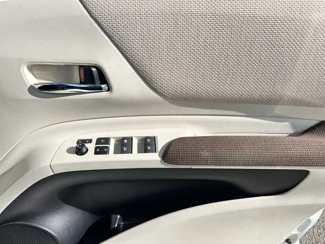 トヨタ シエンタ ハイブリッド G 神奈川県 2015(平27)年 2.8万km ホワイトパールクリスタルシャイン 純正SDナビ【NSZT-W64】/AM・FM・フルセグ・SD・MSV・Bluetoorh/バックカメラ/両側パワースライドドア/トヨタセーフティセンス/ビルトインETC/革巻きステアリング/ステアリングリモコン/前席シートヒーター/ISOFIX対応/スマートキー/LEDヘッドライト/フォグランプ