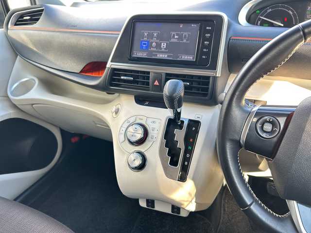 トヨタ シエンタ ハイブリッド G 神奈川県 2015(平27)年 2.8万km ホワイトパールクリスタルシャイン 純正SDナビ【NSZT-W64】/AM・FM・フルセグ・SD・MSV・Bluetoorh/バックカメラ/両側パワースライドドア/トヨタセーフティセンス/ビルトインETC/革巻きステアリング/ステアリングリモコン/前席シートヒーター/ISOFIX対応/スマートキー/LEDヘッドライト/フォグランプ