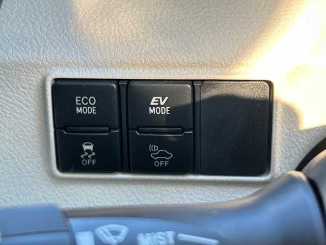 トヨタ シエンタ ハイブリッド G 神奈川県 2015(平27)年 2.8万km ホワイトパールクリスタルシャイン 純正SDナビ【NSZT-W64】/AM・FM・フルセグ・SD・MSV・Bluetoorh/バックカメラ/両側パワースライドドア/トヨタセーフティセンス/ビルトインETC/革巻きステアリング/ステアリングリモコン/前席シートヒーター/ISOFIX対応/スマートキー/LEDヘッドライト/フォグランプ