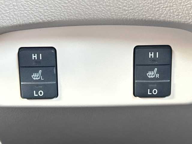 トヨタ シエンタ ハイブリッド G 神奈川県 2015(平27)年 2.8万km ホワイトパールクリスタルシャイン 純正SDナビ【NSZT-W64】/AM・FM・フルセグ・SD・MSV・Bluetoorh/バックカメラ/両側パワースライドドア/トヨタセーフティセンス/ビルトインETC/革巻きステアリング/ステアリングリモコン/前席シートヒーター/ISOFIX対応/スマートキー/LEDヘッドライト/フォグランプ