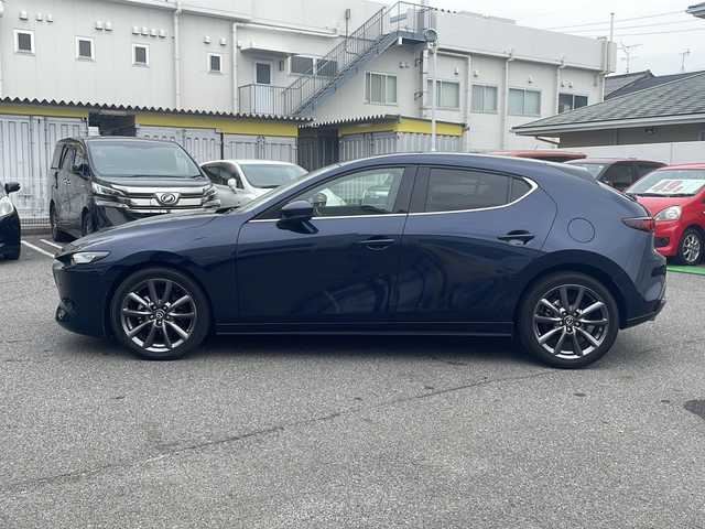 マツダ マツダ３ファストバック 15S ツーリング 愛知県 2020(令2)年 1.7万km ディープクリスタルブルーマイカ /禁煙車//前後ドライブレコーダー//アラウンドビューモニター//バック/サイド/フロント/全周囲カメラ//純正メーカーオプションナビ//フルセグTV/CD/DVD/BT/USB/HDMI//ETC//i　ACTIVESENSE//ブラインドスポットモニター//アクティブドライビングディスプレイ//スマートブレーキサポート//コーナーセンサー//横滑り防止装置//レーンキープアシスト//レーダークルーズコントロール//後側方接近車両検知//ディスタンス＆スピードアラート//ペダル操作警告//SPORTモード//電動パーキングブレーキ//オートホールド//VIEWスイッチ//プッシュスタート//MTモード付AT//アイドリングストップ//純正18インチアルミホイール//純正ゴムマット//純正オートLEDヘッドライト//アダプティブLEDヘッドライト//オートリトラクタブルウィンカーミラー//マルチリモコン//防眩ミラー//照明付バニティミラー//ISOFIX//トノカバー//ステアリングスイッチ//スマートキー//保証書/取扱説明書/ナビ説明書//ディーラー記録簿(R4.5.6.7)
