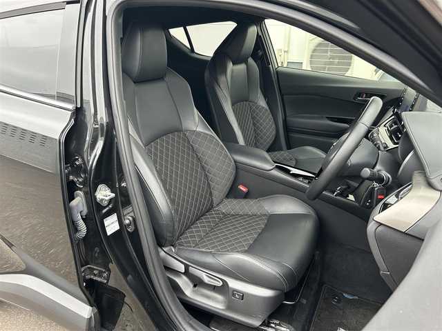 トヨタ Ｃ－ＨＲ G－T モード ネロ セーフティプラス 道東・釧路十勝 2023(令5)年 3万km ブラックマイカ ４WD/Toyota safety sence/寒冷地仕様/純正オーディオ/（BT/AM/FM）/全方位カメラ/クルーズコントロール（追従）/純正エンジンスターター/スマートキー/プッシュスタート/MTモード付AT/前後コーナーセンサー/レーンキープアシスト/ドライブレコーダー/純正フロアマット/革巻きステアリング/ステアリングスイッチ/オートライト/横滑り防止装置/純正AW夏タイヤ/社外AW冬タイヤ積込/ハーフレザーシート/保証書/取扱説明書/記録簿