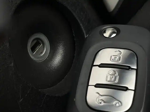 ルノー トゥインゴ インテンス キャンバストップ 新潟県 2018(平30)年 2.4万km 黄 ワンオーナー/キャンバストップ/メモリーナビ/(AVIC-RZ801)/フルセグTV/bluetooth/ＬＥＤ/フォグ/ＥＴＣ/キーレス/スペアキー/リアスポイラー/革巻ステアリング/クルーズコントロール/リミットコントロール/スタッドレス積込/保証書＆整備手帳＆取説