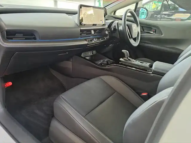 トヨタ プリウス Z 大阪府 2024(令6)年 1万km プラチナホワイトパールマイカ /禁煙車//ワンオーナー//全方位カメラ//純正ナビ//BT/FM/AM/フルセグテレビ/AC100V/USB/Miracast//前後コーナーセンサー//デジタルインナーミラー//前席シートヒーター・エアシート//D席メモリー付きパワーシート//ステアリングヒーター//パワーバックドア//オートハイビーム//純正アルミホイール19インチ//BSM//ACC//保証書//スペアキー