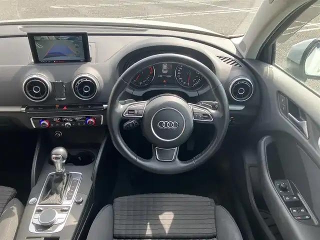 アウディ Ａ３ セダン 1．8 TFSI クワトロ 広島県 2014(平26)年 4.1万km グレイシアホワイトメタリック 　　　　　○走行距離：40866km（入庫時）/純正ナビ/純正17インチアルミホイール/純正フロアマット/バックカメラ/オートライト/ETC/ドライブレコーダー/Sトロニック6AT/アダプティブクルーズコントロール/HIDヘッドランプ/メッキ枠付横7本バーフロントグリル/下部無塗装リアバンパー/　　　/　○タイヤ/・225/45/・R17タイヤ/17インチ5本ツインスポークアルミホイール/モノメタリックプラチナムインパネ加飾/アナログメーター/・ドライバーインフォメーションシステム/3本スポーク革巻きステアリングホイール/・パドルシフト/グレールーフライング/アルミニウムスカッフプレート/MMIベーシック/・5.8インチディスプレイ/・8スピーカー