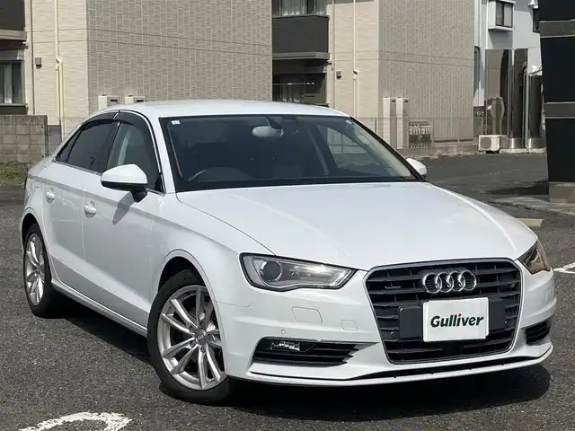 アウディ Ａ３ セダン 1．8 TFSI クワトロ 広島県 2014(平26)年 4.1万km グレイシアホワイトメタリック 　　　　　○走行距離：40866km（入庫時）/純正ナビ/純正17インチアルミホイール/純正フロアマット/バックカメラ/オートライト/ETC/ドライブレコーダー/Sトロニック6AT/アダプティブクルーズコントロール/HIDヘッドランプ/メッキ枠付横7本バーフロントグリル/下部無塗装リアバンパー/　　　/　○タイヤ/・225/45/・R17タイヤ/17インチ5本ツインスポークアルミホイール/モノメタリックプラチナムインパネ加飾/アナログメーター/・ドライバーインフォメーションシステム/3本スポーク革巻きステアリングホイール/・パドルシフト/グレールーフライング/アルミニウムスカッフプレート/MMIベーシック/・5.8インチディスプレイ/・8スピーカー