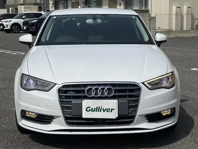 アウディ Ａ３ セダン 1．8 TFSI クワトロ 広島県 2014(平26)年 4.1万km グレイシアホワイトメタリック 　　　　　○走行距離：40866km（入庫時）/純正ナビ/純正17インチアルミホイール/純正フロアマット/バックカメラ/オートライト/ETC/ドライブレコーダー/Sトロニック6AT/アダプティブクルーズコントロール/HIDヘッドランプ/メッキ枠付横7本バーフロントグリル/下部無塗装リアバンパー/　　　/　○タイヤ/・225/45/・R17タイヤ/17インチ5本ツインスポークアルミホイール/モノメタリックプラチナムインパネ加飾/アナログメーター/・ドライバーインフォメーションシステム/3本スポーク革巻きステアリングホイール/・パドルシフト/グレールーフライング/アルミニウムスカッフプレート/MMIベーシック/・5.8インチディスプレイ/・8スピーカー