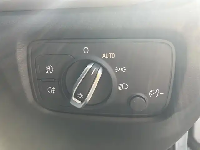 アウディ Ａ３ セダン 1．8 TFSI クワトロ 広島県 2014(平26)年 4.1万km グレイシアホワイトメタリック 　　　　　○走行距離：40866km（入庫時）/純正ナビ/純正17インチアルミホイール/純正フロアマット/バックカメラ/オートライト/ETC/ドライブレコーダー/Sトロニック6AT/アダプティブクルーズコントロール/HIDヘッドランプ/メッキ枠付横7本バーフロントグリル/下部無塗装リアバンパー/　　　/　○タイヤ/・225/45/・R17タイヤ/17インチ5本ツインスポークアルミホイール/モノメタリックプラチナムインパネ加飾/アナログメーター/・ドライバーインフォメーションシステム/3本スポーク革巻きステアリングホイール/・パドルシフト/グレールーフライング/アルミニウムスカッフプレート/MMIベーシック/・5.8インチディスプレイ/・8スピーカー