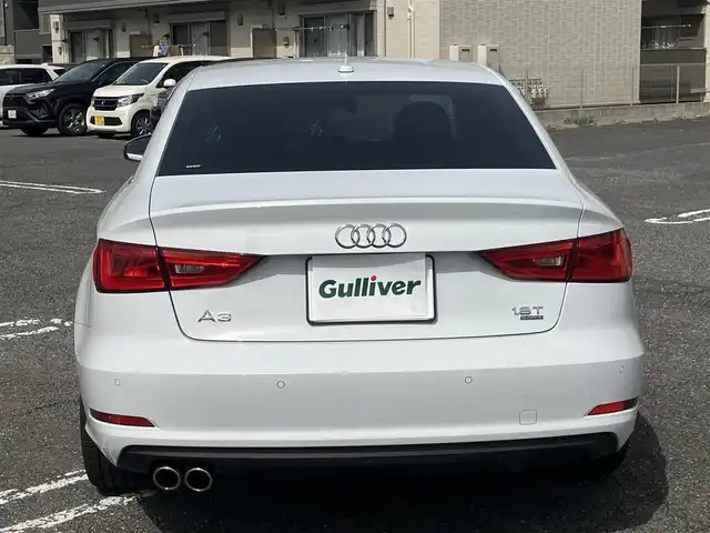 アウディ Ａ３ セダン 1．8 TFSI クワトロ 広島県 2014(平26)年 4.1万km グレイシアホワイトメタリック 　　　　　○走行距離：40866km（入庫時）/純正ナビ/純正17インチアルミホイール/純正フロアマット/バックカメラ/オートライト/ETC/ドライブレコーダー/Sトロニック6AT/アダプティブクルーズコントロール/HIDヘッドランプ/メッキ枠付横7本バーフロントグリル/下部無塗装リアバンパー/　　　/　○タイヤ/・225/45/・R17タイヤ/17インチ5本ツインスポークアルミホイール/モノメタリックプラチナムインパネ加飾/アナログメーター/・ドライバーインフォメーションシステム/3本スポーク革巻きステアリングホイール/・パドルシフト/グレールーフライング/アルミニウムスカッフプレート/MMIベーシック/・5.8インチディスプレイ/・8スピーカー