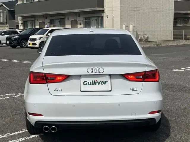 アウディ Ａ３ セダン 1．8 TFSI クワトロ 広島県 2014(平26)年 4.1万km グレイシアホワイトメタリック 　　　　　○走行距離：40866km（入庫時）/純正ナビ/純正17インチアルミホイール/純正フロアマット/バックカメラ/オートライト/ETC/ドライブレコーダー/Sトロニック6AT/アダプティブクルーズコントロール/HIDヘッドランプ/メッキ枠付横7本バーフロントグリル/下部無塗装リアバンパー/　　　/　○タイヤ/・225/45/・R17タイヤ/17インチ5本ツインスポークアルミホイール/モノメタリックプラチナムインパネ加飾/アナログメーター/・ドライバーインフォメーションシステム/3本スポーク革巻きステアリングホイール/・パドルシフト/グレールーフライング/アルミニウムスカッフプレート/MMIベーシック/・5.8インチディスプレイ/・8スピーカー