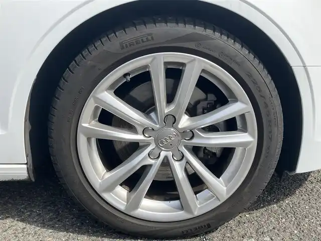 アウディ Ａ３ セダン 1．8 TFSI クワトロ 広島県 2014(平26)年 4.1万km グレイシアホワイトメタリック 　　　　　○走行距離：40866km（入庫時）/純正ナビ/純正17インチアルミホイール/純正フロアマット/バックカメラ/オートライト/ETC/ドライブレコーダー/Sトロニック6AT/アダプティブクルーズコントロール/HIDヘッドランプ/メッキ枠付横7本バーフロントグリル/下部無塗装リアバンパー/　　　/　○タイヤ/・225/45/・R17タイヤ/17インチ5本ツインスポークアルミホイール/モノメタリックプラチナムインパネ加飾/アナログメーター/・ドライバーインフォメーションシステム/3本スポーク革巻きステアリングホイール/・パドルシフト/グレールーフライング/アルミニウムスカッフプレート/MMIベーシック/・5.8インチディスプレイ/・8スピーカー