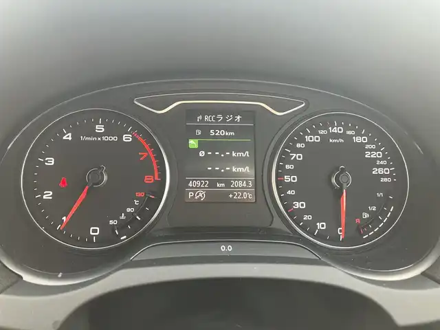 アウディ Ａ３ セダン 1．8 TFSI クワトロ 広島県 2014(平26)年 4.1万km グレイシアホワイトメタリック 　　　　　○走行距離：40866km（入庫時）/純正ナビ/純正17インチアルミホイール/純正フロアマット/バックカメラ/オートライト/ETC/ドライブレコーダー/Sトロニック6AT/アダプティブクルーズコントロール/HIDヘッドランプ/メッキ枠付横7本バーフロントグリル/下部無塗装リアバンパー/　　　/　○タイヤ/・225/45/・R17タイヤ/17インチ5本ツインスポークアルミホイール/モノメタリックプラチナムインパネ加飾/アナログメーター/・ドライバーインフォメーションシステム/3本スポーク革巻きステアリングホイール/・パドルシフト/グレールーフライング/アルミニウムスカッフプレート/MMIベーシック/・5.8インチディスプレイ/・8スピーカー