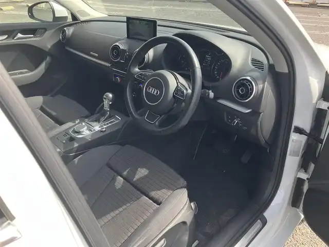 アウディ Ａ３ セダン 1．8 TFSI クワトロ 広島県 2014(平26)年 4.1万km グレイシアホワイトメタリック 　　　　　○走行距離：40866km（入庫時）/純正ナビ/純正17インチアルミホイール/純正フロアマット/バックカメラ/オートライト/ETC/ドライブレコーダー/Sトロニック6AT/アダプティブクルーズコントロール/HIDヘッドランプ/メッキ枠付横7本バーフロントグリル/下部無塗装リアバンパー/　　　/　○タイヤ/・225/45/・R17タイヤ/17インチ5本ツインスポークアルミホイール/モノメタリックプラチナムインパネ加飾/アナログメーター/・ドライバーインフォメーションシステム/3本スポーク革巻きステアリングホイール/・パドルシフト/グレールーフライング/アルミニウムスカッフプレート/MMIベーシック/・5.8インチディスプレイ/・8スピーカー