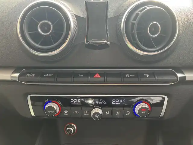 アウディ Ａ３ セダン 1．8 TFSI クワトロ 広島県 2014(平26)年 4.1万km グレイシアホワイトメタリック 　　　　　○走行距離：40866km（入庫時）/純正ナビ/純正17インチアルミホイール/純正フロアマット/バックカメラ/オートライト/ETC/ドライブレコーダー/Sトロニック6AT/アダプティブクルーズコントロール/HIDヘッドランプ/メッキ枠付横7本バーフロントグリル/下部無塗装リアバンパー/　　　/　○タイヤ/・225/45/・R17タイヤ/17インチ5本ツインスポークアルミホイール/モノメタリックプラチナムインパネ加飾/アナログメーター/・ドライバーインフォメーションシステム/3本スポーク革巻きステアリングホイール/・パドルシフト/グレールーフライング/アルミニウムスカッフプレート/MMIベーシック/・5.8インチディスプレイ/・8スピーカー