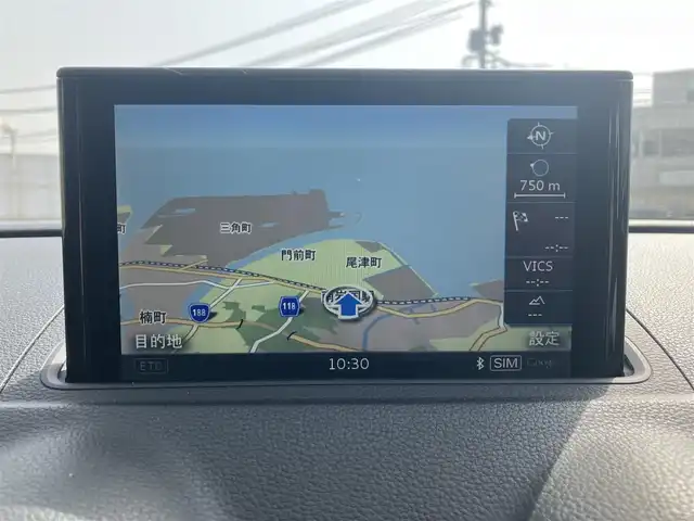 アウディ Ａ３ セダン 1．8 TFSI クワトロ 広島県 2014(平26)年 4.1万km グレイシアホワイトメタリック 　　　　　○走行距離：40866km（入庫時）/純正ナビ/純正17インチアルミホイール/純正フロアマット/バックカメラ/オートライト/ETC/ドライブレコーダー/Sトロニック6AT/アダプティブクルーズコントロール/HIDヘッドランプ/メッキ枠付横7本バーフロントグリル/下部無塗装リアバンパー/　　　/　○タイヤ/・225/45/・R17タイヤ/17インチ5本ツインスポークアルミホイール/モノメタリックプラチナムインパネ加飾/アナログメーター/・ドライバーインフォメーションシステム/3本スポーク革巻きステアリングホイール/・パドルシフト/グレールーフライング/アルミニウムスカッフプレート/MMIベーシック/・5.8インチディスプレイ/・8スピーカー