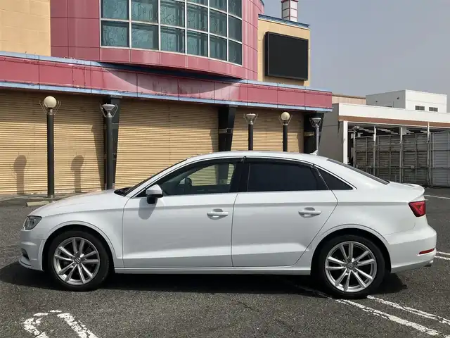 アウディ Ａ３ セダン 1．8 TFSI クワトロ 広島県 2014(平26)年 4.1万km グレイシアホワイトメタリック 　　　　　○走行距離：40866km（入庫時）/純正ナビ/純正17インチアルミホイール/純正フロアマット/バックカメラ/オートライト/ETC/ドライブレコーダー/Sトロニック6AT/アダプティブクルーズコントロール/HIDヘッドランプ/メッキ枠付横7本バーフロントグリル/下部無塗装リアバンパー/　　　/　○タイヤ/・225/45/・R17タイヤ/17インチ5本ツインスポークアルミホイール/モノメタリックプラチナムインパネ加飾/アナログメーター/・ドライバーインフォメーションシステム/3本スポーク革巻きステアリングホイール/・パドルシフト/グレールーフライング/アルミニウムスカッフプレート/MMIベーシック/・5.8インチディスプレイ/・8スピーカー