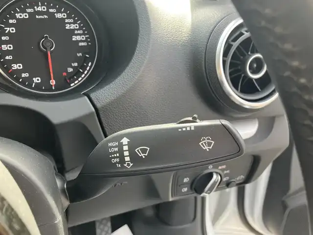 アウディ Ａ３ セダン 1．8 TFSI クワトロ 広島県 2014(平26)年 4.1万km グレイシアホワイトメタリック 　　　　　○走行距離：40866km（入庫時）/純正ナビ/純正17インチアルミホイール/純正フロアマット/バックカメラ/オートライト/ETC/ドライブレコーダー/Sトロニック6AT/アダプティブクルーズコントロール/HIDヘッドランプ/メッキ枠付横7本バーフロントグリル/下部無塗装リアバンパー/　　　/　○タイヤ/・225/45/・R17タイヤ/17インチ5本ツインスポークアルミホイール/モノメタリックプラチナムインパネ加飾/アナログメーター/・ドライバーインフォメーションシステム/3本スポーク革巻きステアリングホイール/・パドルシフト/グレールーフライング/アルミニウムスカッフプレート/MMIベーシック/・5.8インチディスプレイ/・8スピーカー