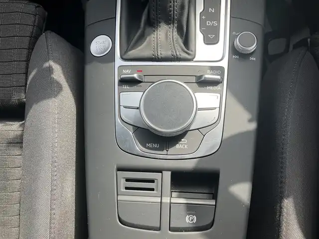 アウディ Ａ３ セダン 1．8 TFSI クワトロ 広島県 2014(平26)年 4.1万km グレイシアホワイトメタリック 　　　　　○走行距離：40866km（入庫時）/純正ナビ/純正17インチアルミホイール/純正フロアマット/バックカメラ/オートライト/ETC/ドライブレコーダー/Sトロニック6AT/アダプティブクルーズコントロール/HIDヘッドランプ/メッキ枠付横7本バーフロントグリル/下部無塗装リアバンパー/　　　/　○タイヤ/・225/45/・R17タイヤ/17インチ5本ツインスポークアルミホイール/モノメタリックプラチナムインパネ加飾/アナログメーター/・ドライバーインフォメーションシステム/3本スポーク革巻きステアリングホイール/・パドルシフト/グレールーフライング/アルミニウムスカッフプレート/MMIベーシック/・5.8インチディスプレイ/・8スピーカー