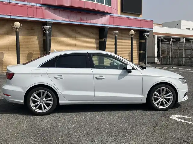 アウディ Ａ３ セダン 1．8 TFSI クワトロ 広島県 2014(平26)年 4.1万km グレイシアホワイトメタリック 　　　　　○走行距離：40866km（入庫時）/純正ナビ/純正17インチアルミホイール/純正フロアマット/バックカメラ/オートライト/ETC/ドライブレコーダー/Sトロニック6AT/アダプティブクルーズコントロール/HIDヘッドランプ/メッキ枠付横7本バーフロントグリル/下部無塗装リアバンパー/　　　/　○タイヤ/・225/45/・R17タイヤ/17インチ5本ツインスポークアルミホイール/モノメタリックプラチナムインパネ加飾/アナログメーター/・ドライバーインフォメーションシステム/3本スポーク革巻きステアリングホイール/・パドルシフト/グレールーフライング/アルミニウムスカッフプレート/MMIベーシック/・5.8インチディスプレイ/・8スピーカー