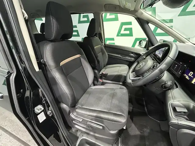 日産 セレナ ハイウェイスター V 鹿児島県 2023(令5)年 1万km ダイヤモンドブラック ディーラーOPナビ（MM223D-L）/インテリジェントアラウンドビューモニター/フルセグTV/両側パワースライドドア/ハンズフリードア/プロパイロット/インテリジェントエマージェンシーブレーキ/ビルトインETC/バックミラーモニター/パドルシフト/ブラインドスポットモニター/電動パーキングブレーキ/オートホールド/ハーフレザーシート/LEDヘッドライト/フォグライト/後席ロール式サンシェード/禁煙車