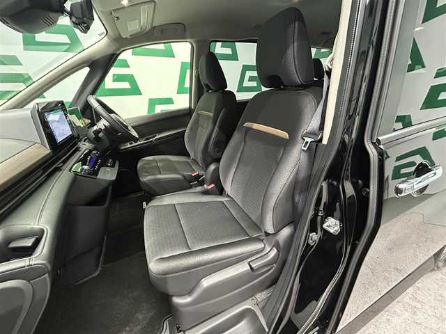 日産 セレナ ハイウェイスター V 鹿児島県 2023(令5)年 1万km ダイヤモンドブラック ディーラーOPナビ（MM223D-L）/インテリジェントアラウンドビューモニター/フルセグTV/両側パワースライドドア/ハンズフリードア/プロパイロット/インテリジェントエマージェンシーブレーキ/ビルトインETC/バックミラーモニター/パドルシフト/ブラインドスポットモニター/電動パーキングブレーキ/オートホールド/ハーフレザーシート/LEDヘッドライト/フォグライト/後席ロール式サンシェード/禁煙車